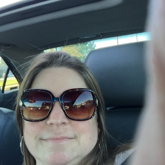 Meet your Posher, Melissa - Picture 1 of 1